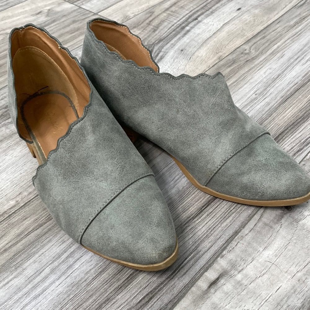 Qupid D’Orsay Grey Scalloped Pointed Open Shank Flat Oxford Used 7